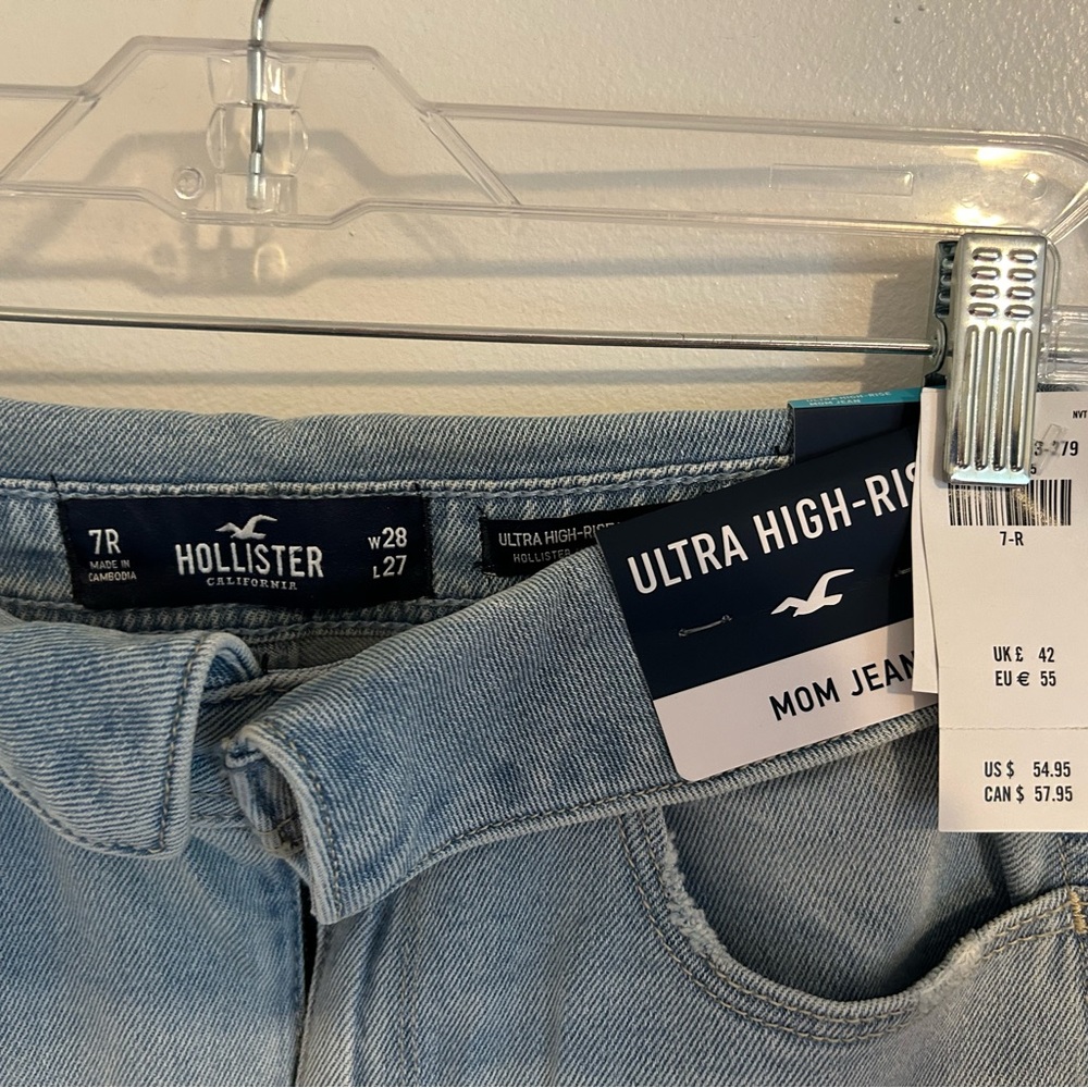 Light Wash Mom Jeans - Picture 3 of 4